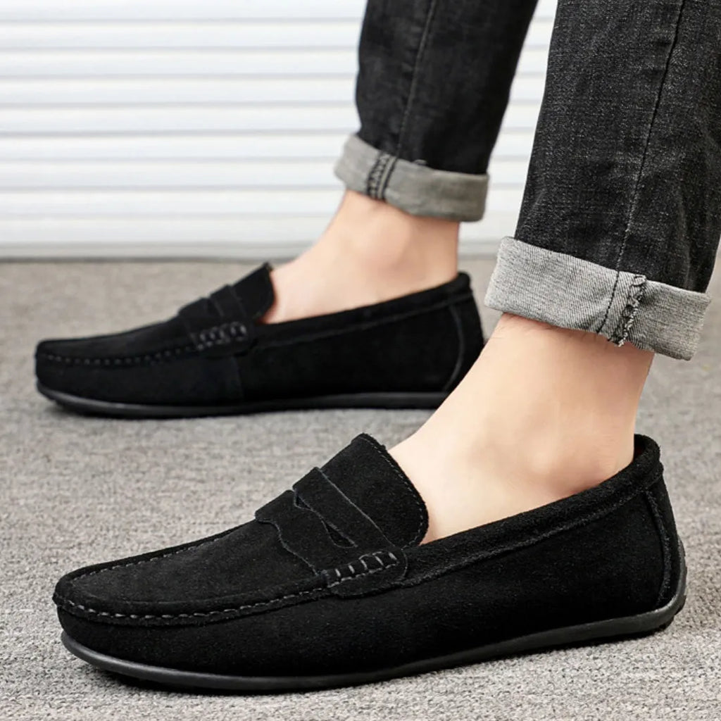 Men's solid colour suede loafers with round toe and slip-on design