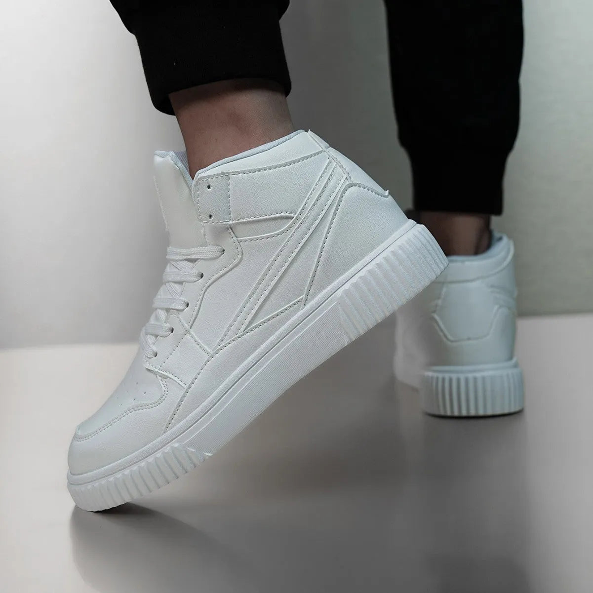 White men's casual shoes with round toe and microfiber upper for winter leisure wear