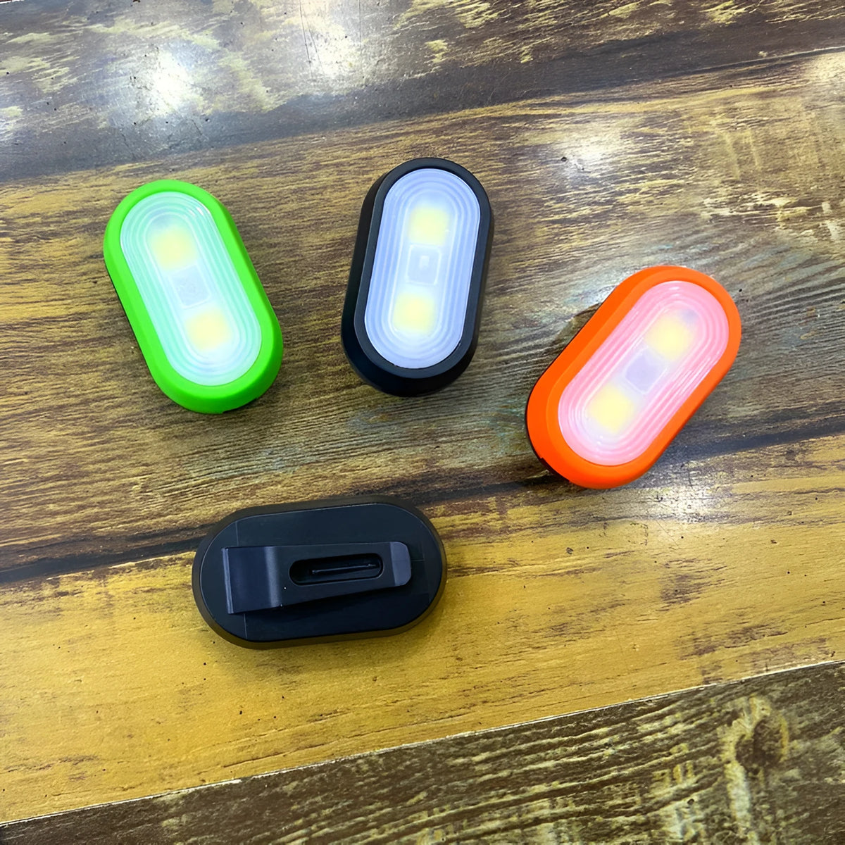 Small keychain work light with ABS body in green, blue, black, or orange, 3W power supply and no.7 battery.