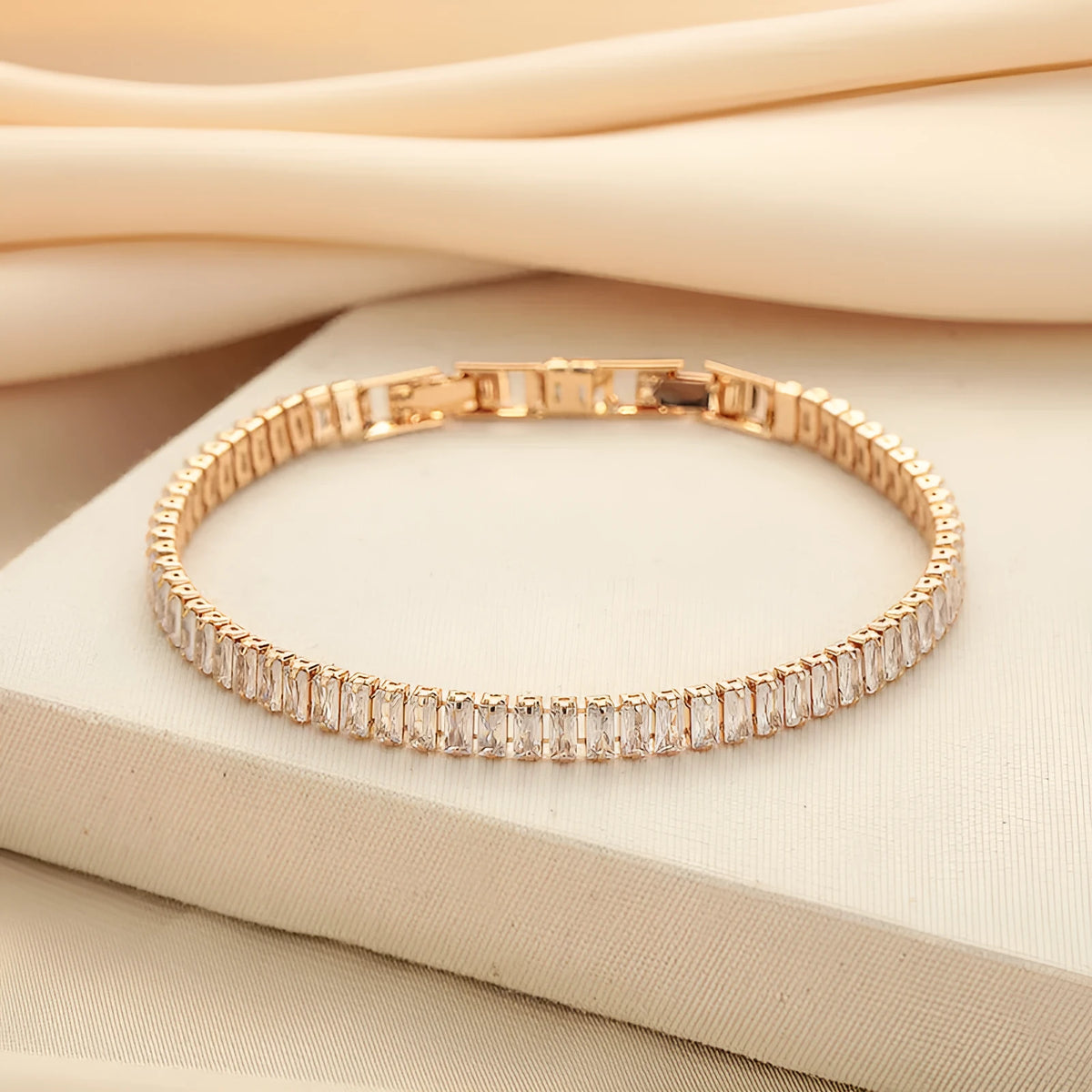 Rectangular brass bracelet with quadrilateral diamond pattern in gold or silver colour
