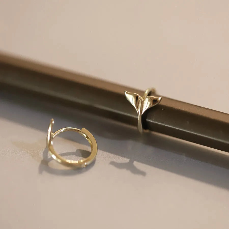 S925 sterling silver fishtail earring with 14k gold plating, showing 8mm inner diameter.