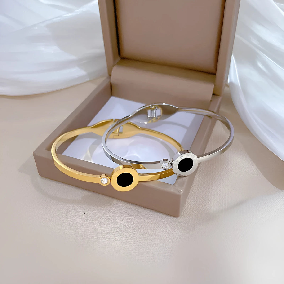 Roman titanium steel bracelet with electroplated gold or silver finish, retro fashion design, single bracelet.