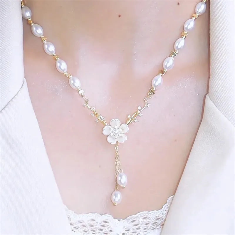 Women's alloy necklace with flower pearl pendant and floral decorative elements