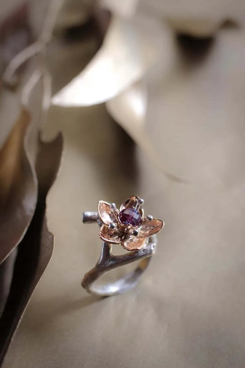 Two-tone floral geometric women's ring in silver colour, alloy construction, shown at angle