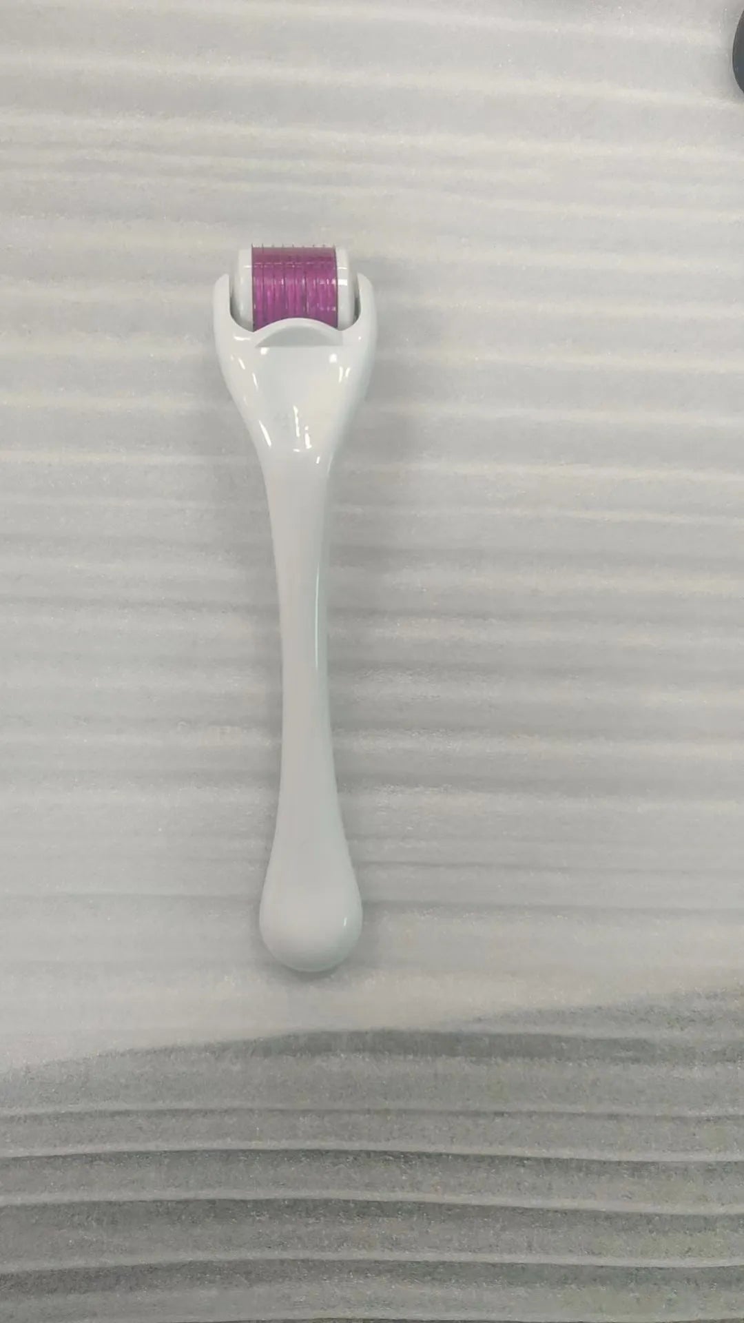 540 Micro Needle Roller device with mechanical font size display showing needle specification
