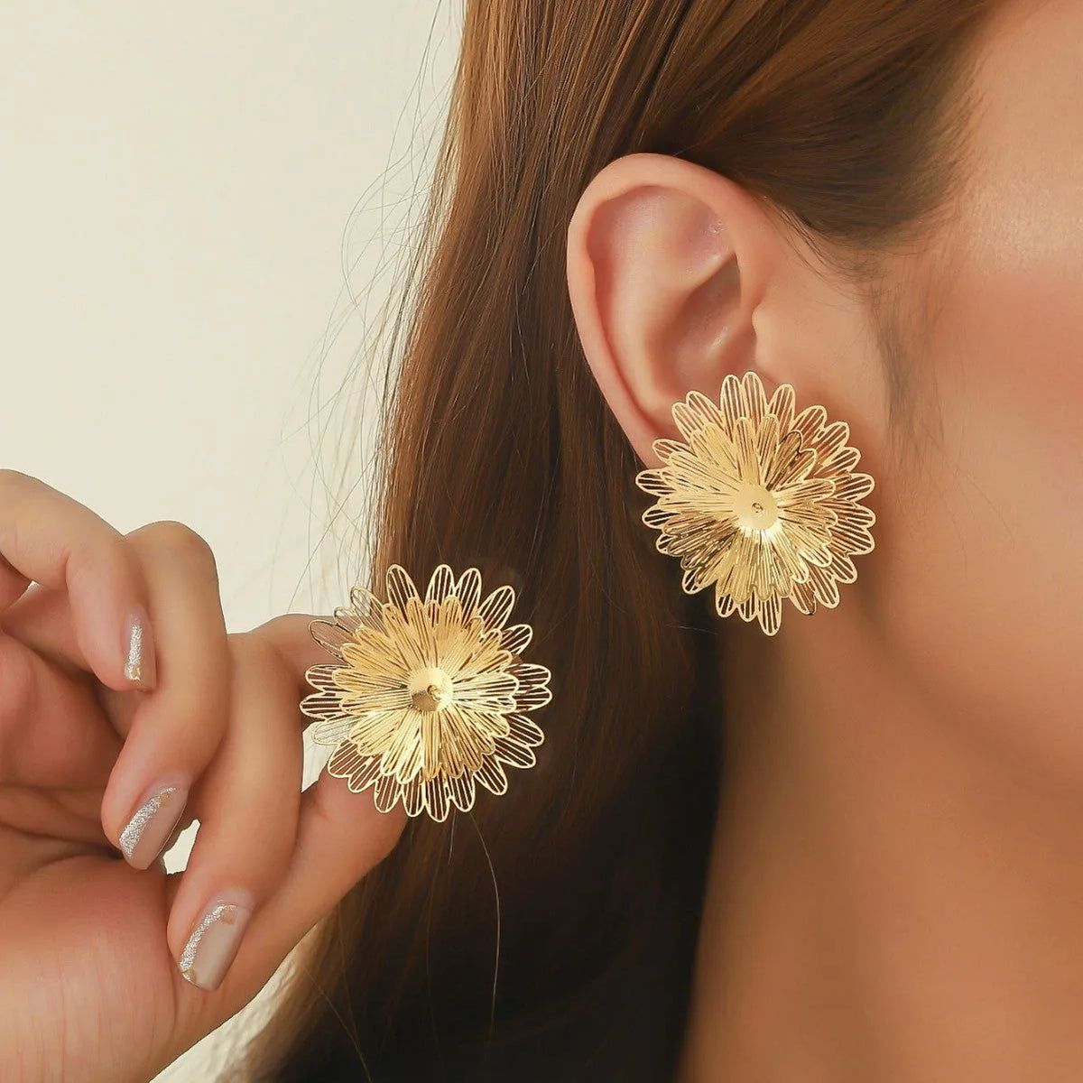 Three-dimensional hollow flower earrings in gold or silver alloy with daisy and petal design