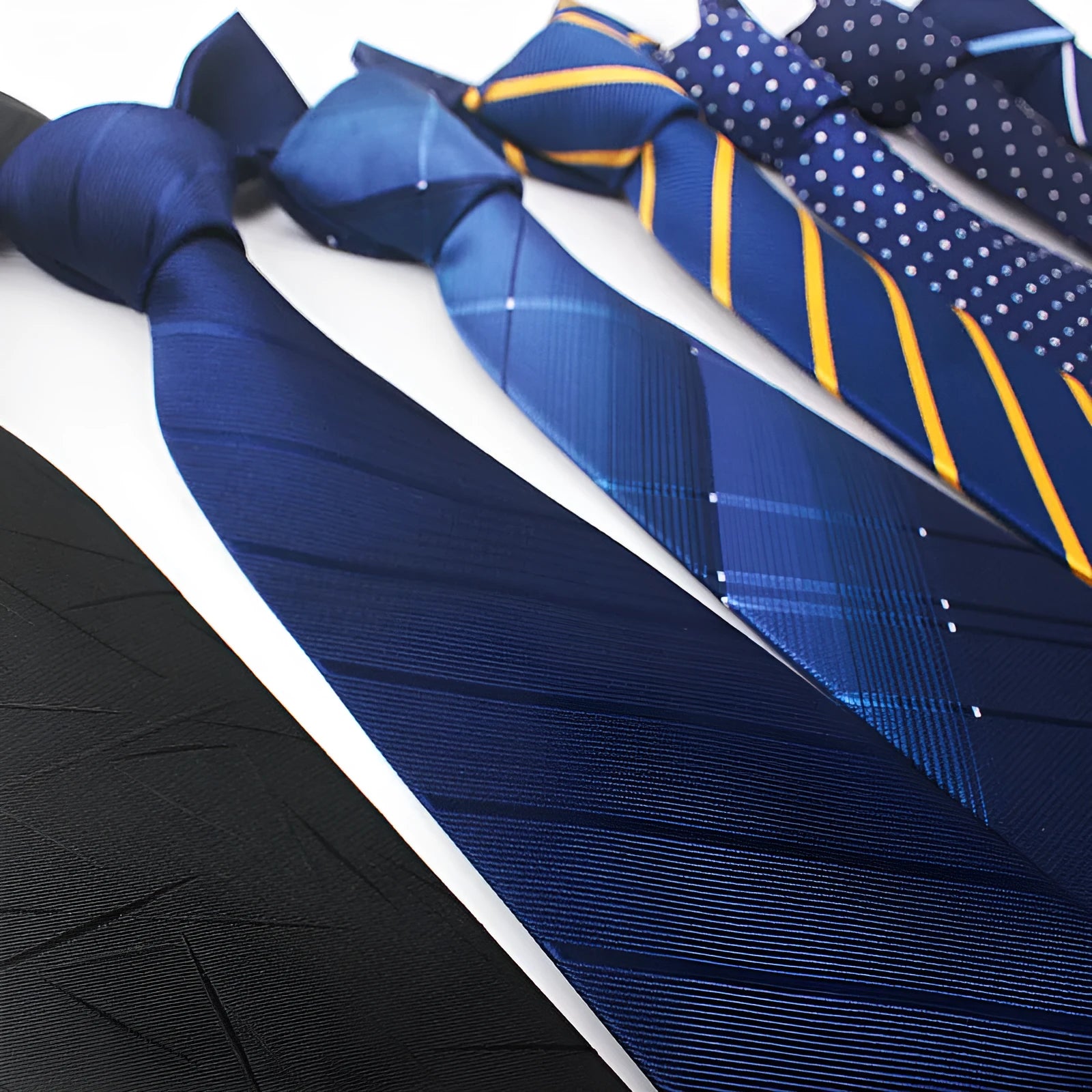 Men's striped polyester jacquard tie in red, black, and blue, showing arrow design and 8cm width.