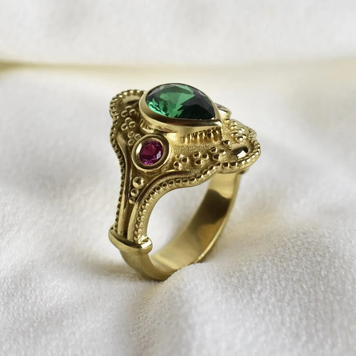 Women's gold-plated geometric ring in golden lvzuan colour with alloy construction and ins style design