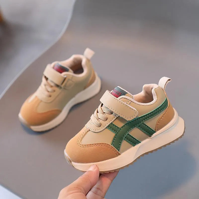 Children's white casual sneakers with velcro fastening and rubber sole