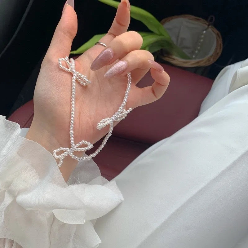 White bow pearl necklace with adjustable chain length from 31cm to 40cm