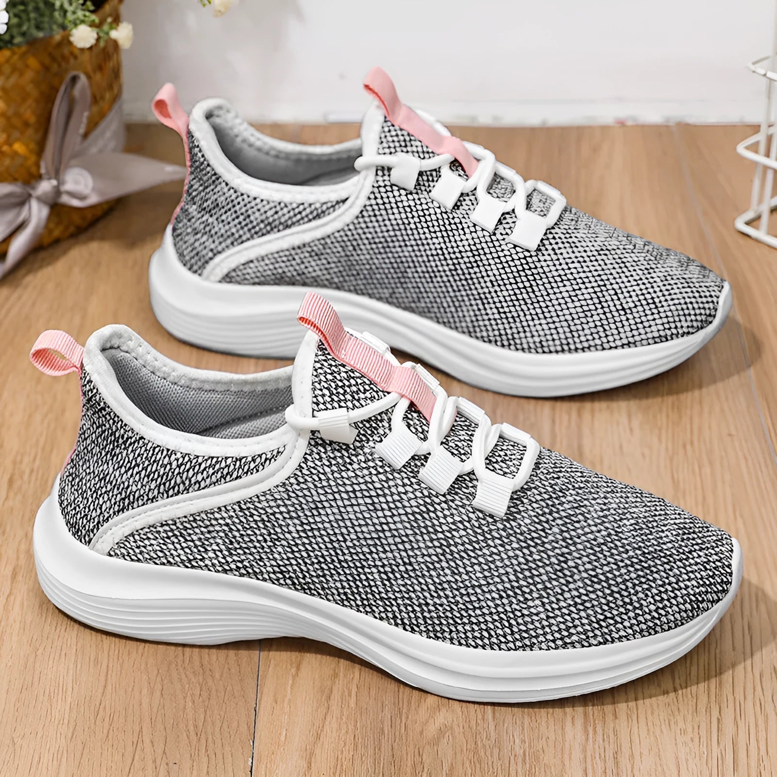 Women's low-top mesh casual sneakers in black with round toe and lace-up closure