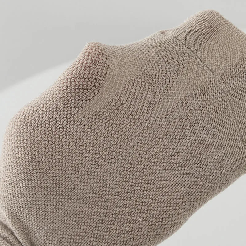 Men's solid colour low-cut boat socks in breathable polyester fabric showing free size fit