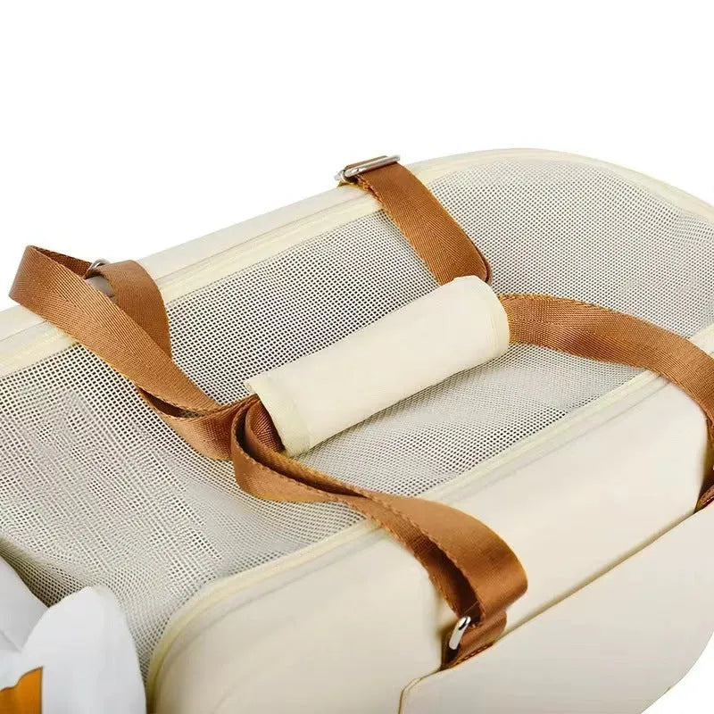 Beige hard-shell cat flight case with central control wheels, dimensions 43x25x22.5cm