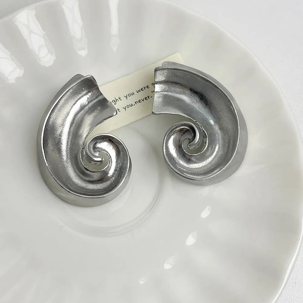 Geometric retro ear studs with 5cm diameter in gold or silver electroplated alloy