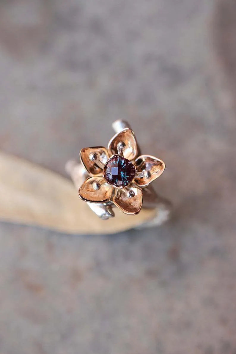 Two-tone floral geometric women's ring in silver colour, alloy construction, shown at angle