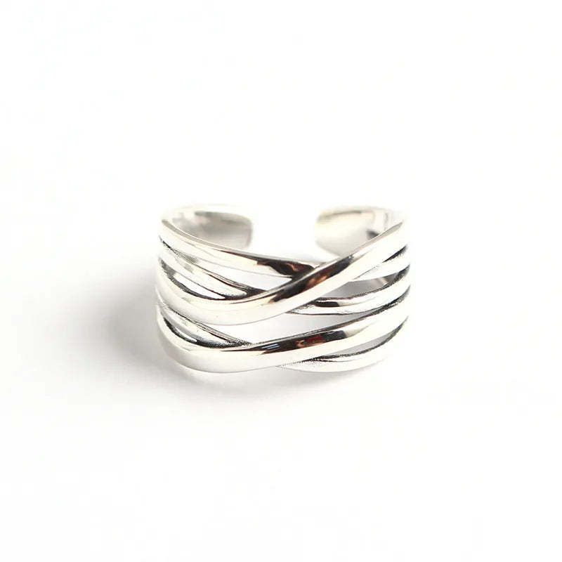 Close-up of a women's S925 sterling silver ring with a vintage weave pattern and retro silver finish.
