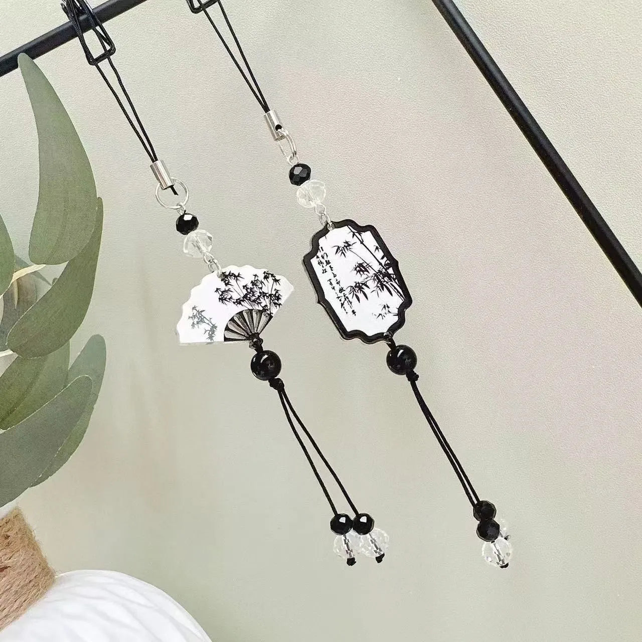 Guofeng floral bead pendant keychain in Chinese style with baked varnish finish.