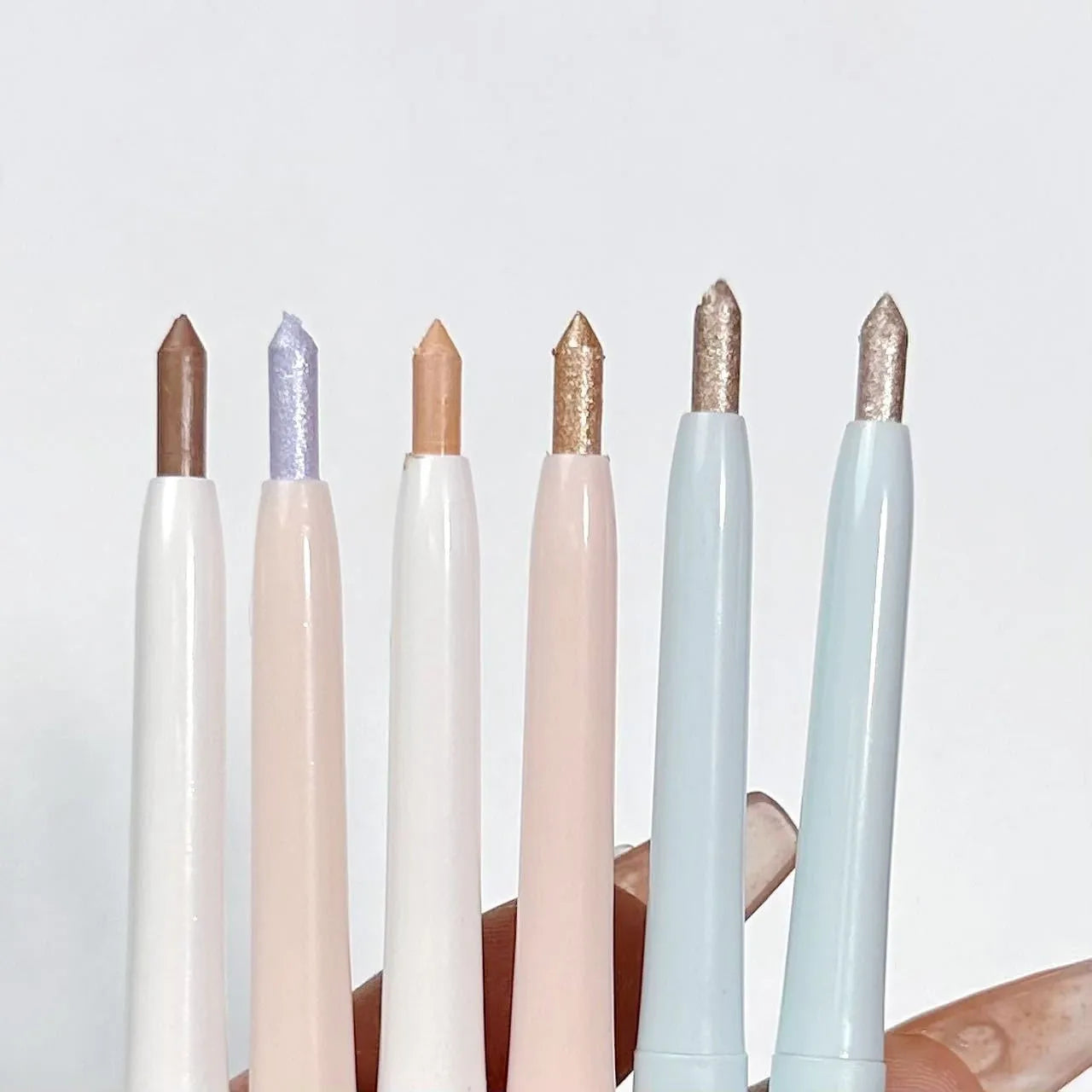 Waterproof 2-in-1 eye shadow pen in assorted colours for eyeliner and highlighter makeup application