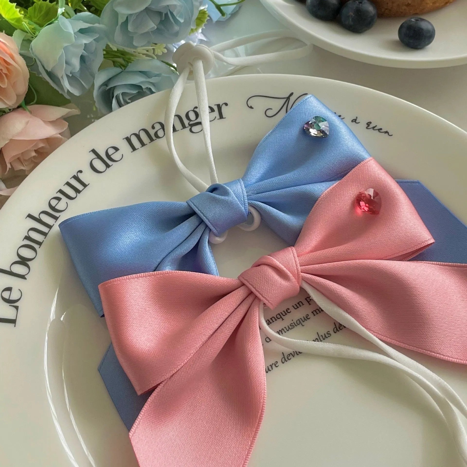 Adjustable princess-style dog hair band headdress with bow tension on blue ribbon
