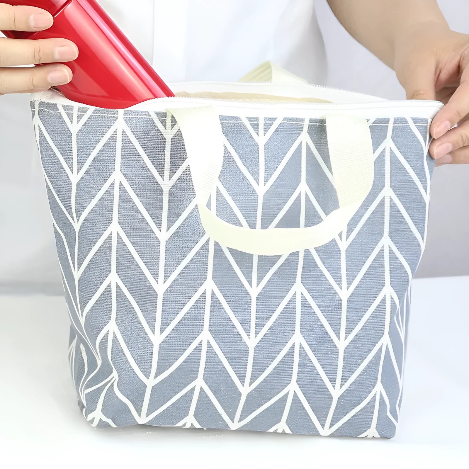 Arrow print polyester makeup bag for cosmetic storage with moisture-resistant properties