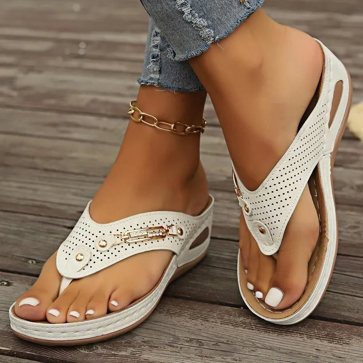 Retro style women's flip-flop sandals in light brown with herringbone footbed and EVA sole.
