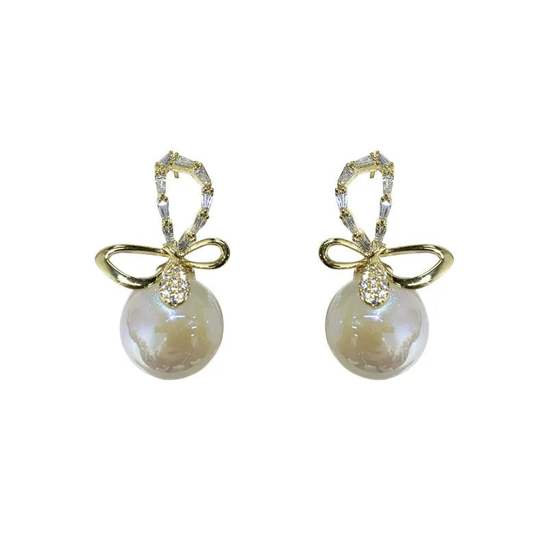 Pair of minimalist mermaid pearl earrings, each with a freshwater pearl drop on a gold-tone fish hook fitting, Style1