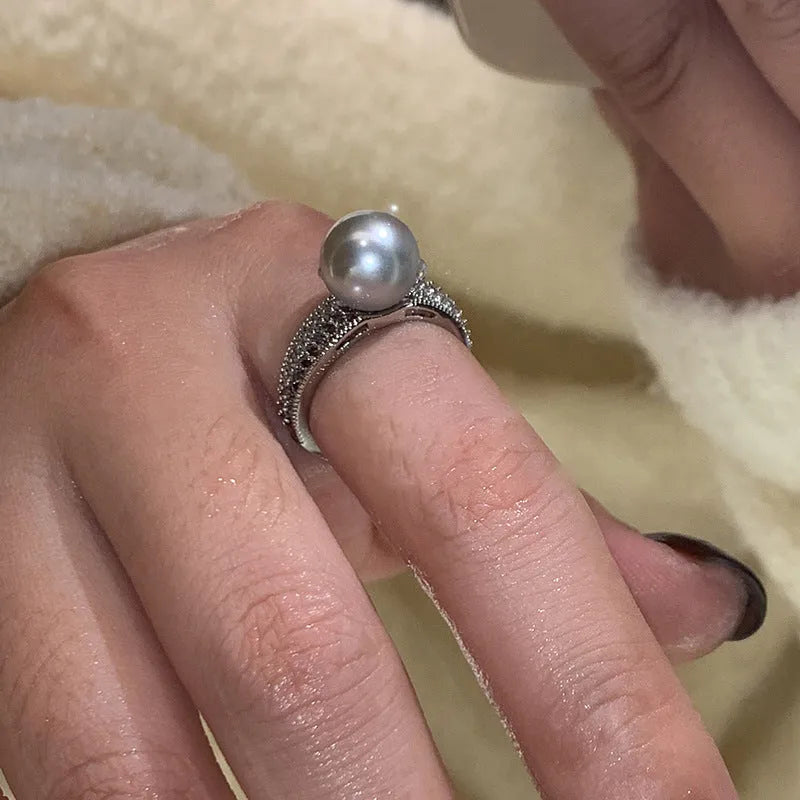 Geometric open copper ring for women with adjustable opening on an index finger.