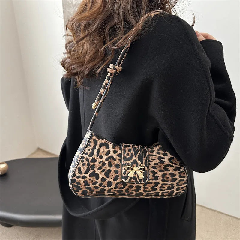 Large capacity women's casual shoulder bag in black colour with sandwich pocket organisation