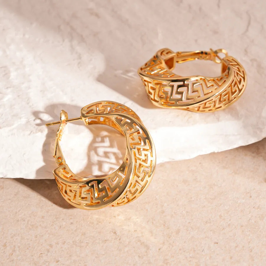 Women's geometric hollow stud earrings with twisted round shapes in gold and silver plating