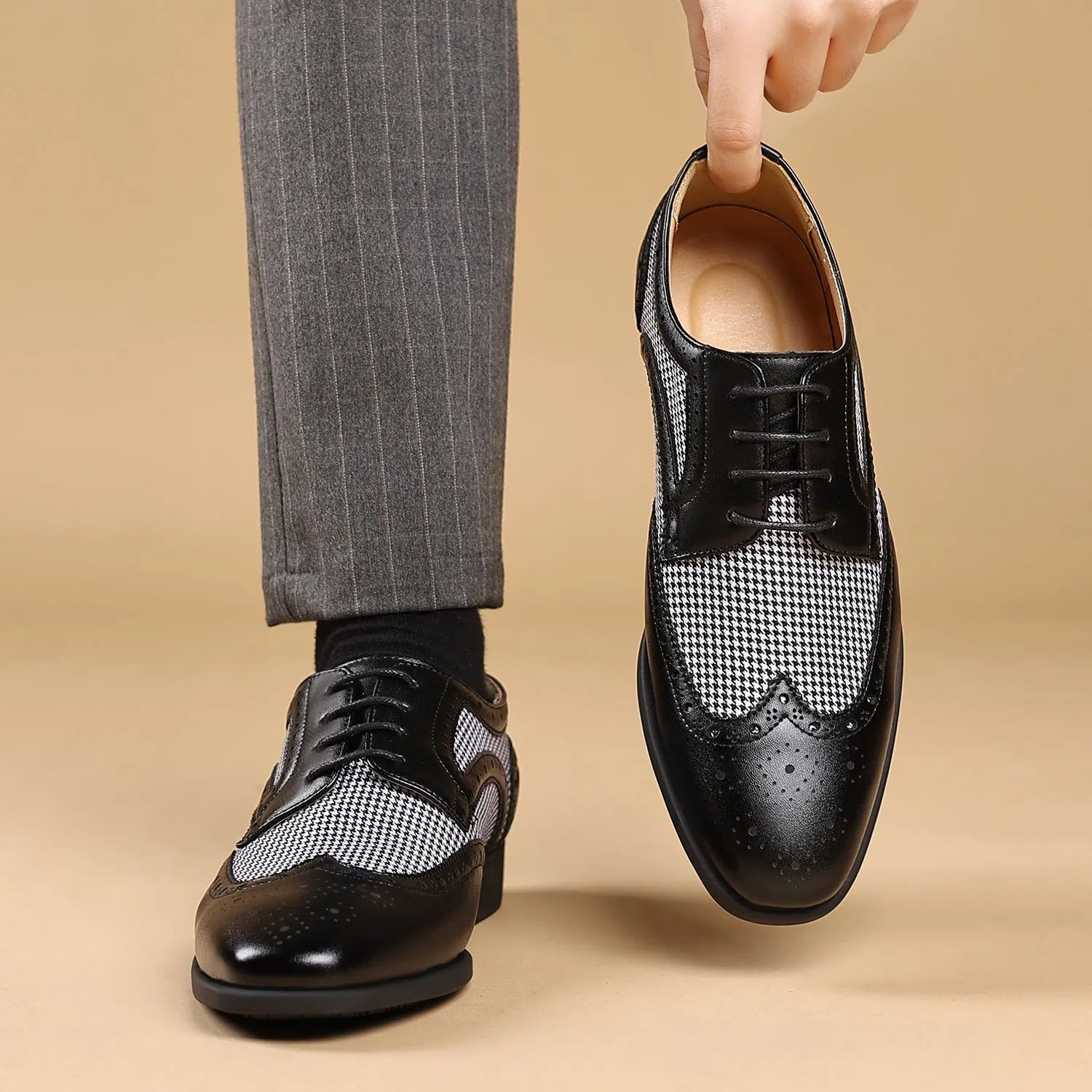 Men's imitation houndstooth plaid casual shoes with square toe and lace-up front.