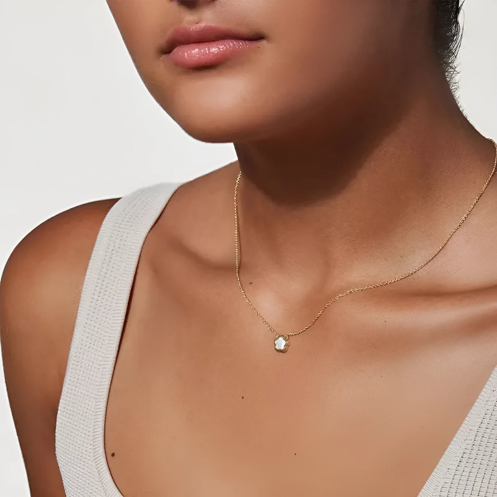 White mother shell flower necklace with O-chain in gold or silver finish