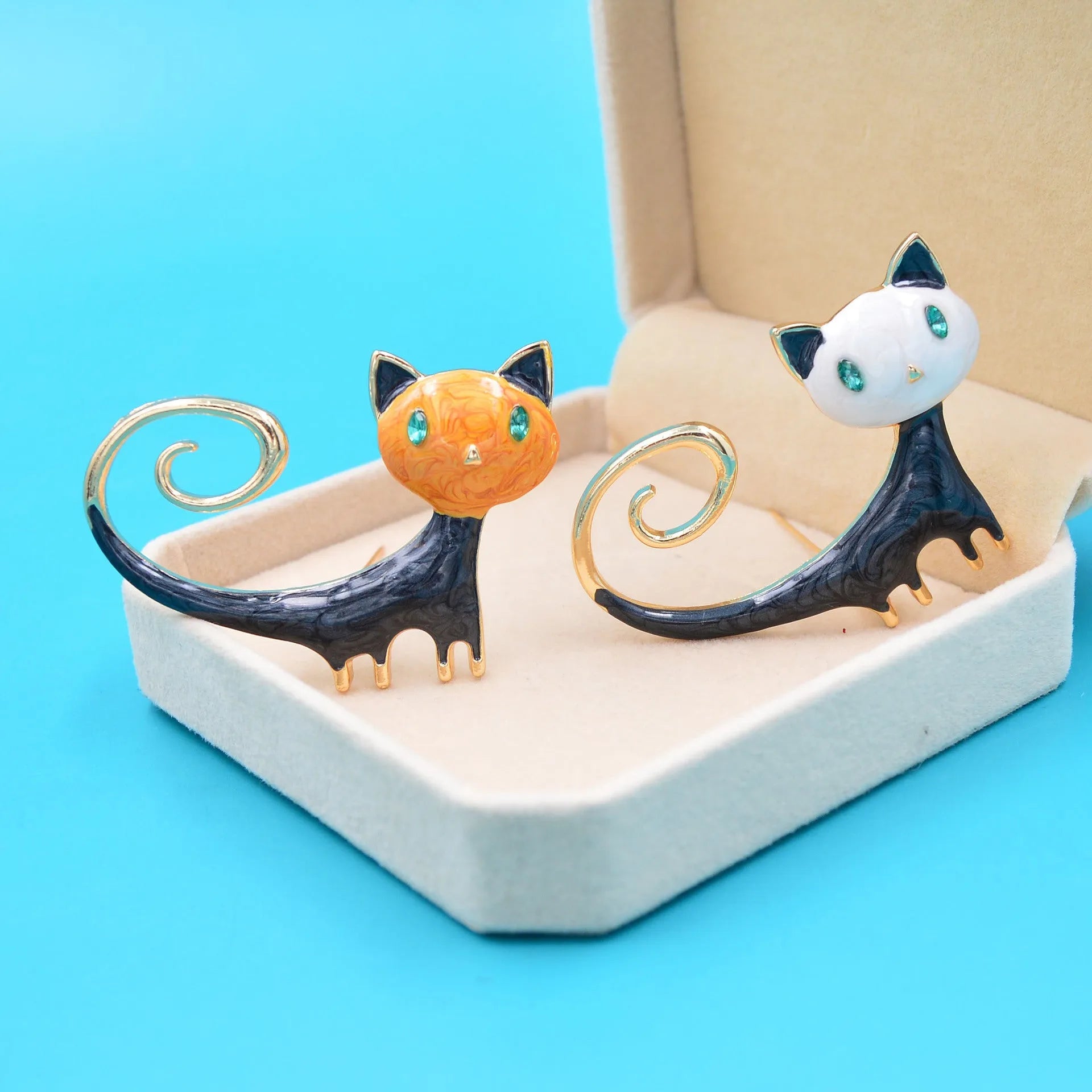 Personalized painted alloy brooch showing a cat with its tail up, in white and orange colour options.