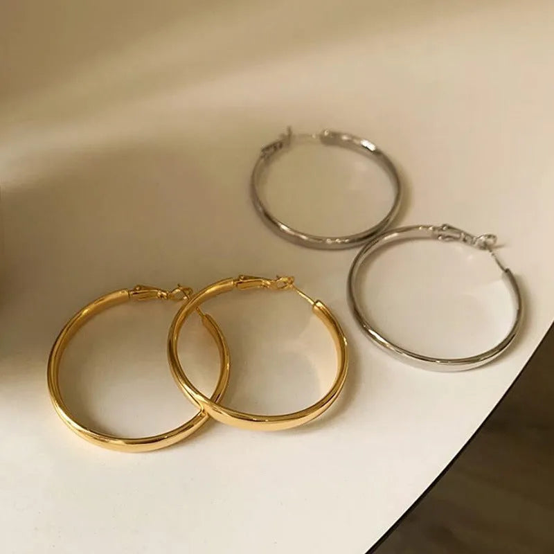 Circular metal earrings with 40mm diameter in gold or silver electroplated finish