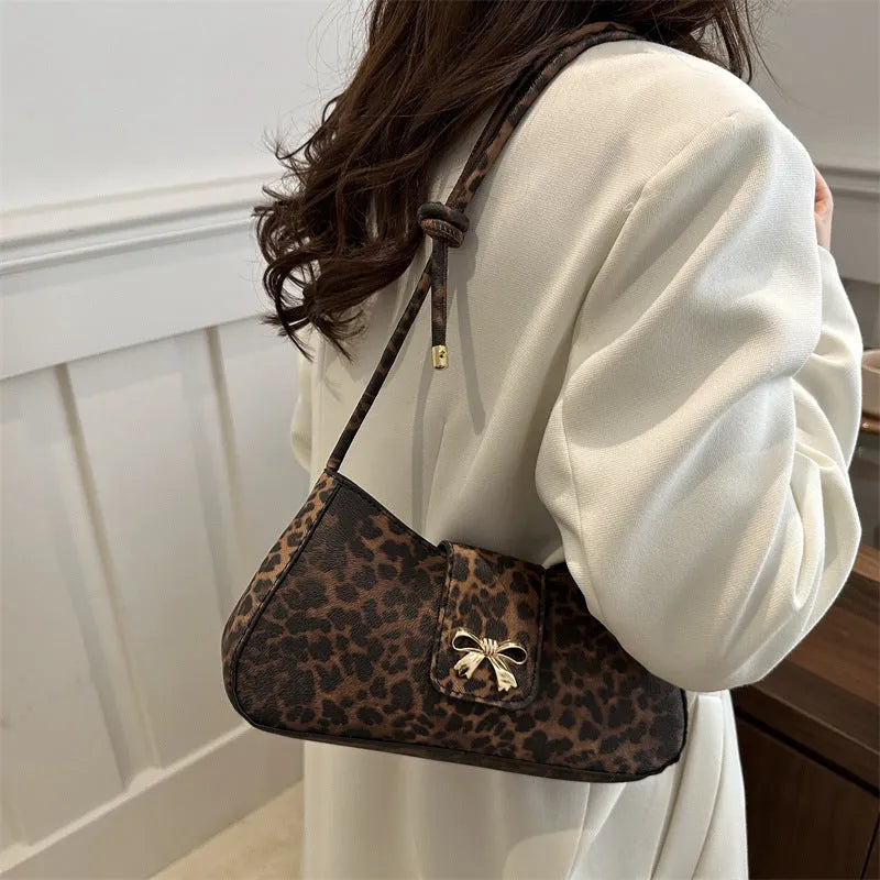 Large capacity women's casual shoulder bag in black colour with sandwich pocket organisation
