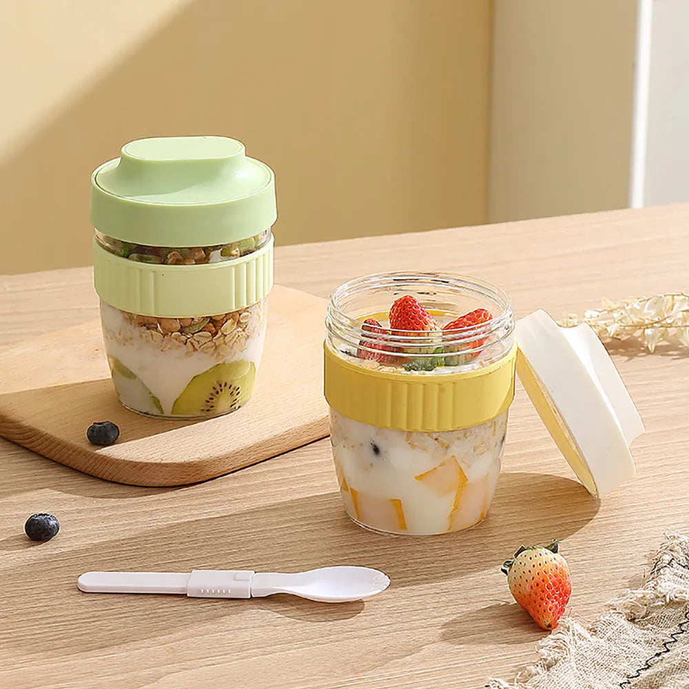 Green PP plastic salad cup with integrated lid and spoon showing 480ml capacity measurement