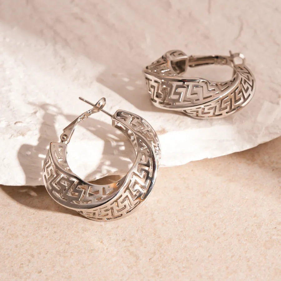 Women's geometric hollow stud earrings with twisted round shapes in gold and silver plating