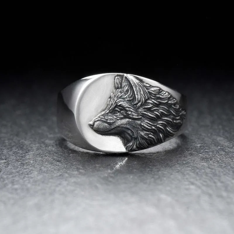 Men's silver-coloured alloy ring with geometric wolf shape design on finger