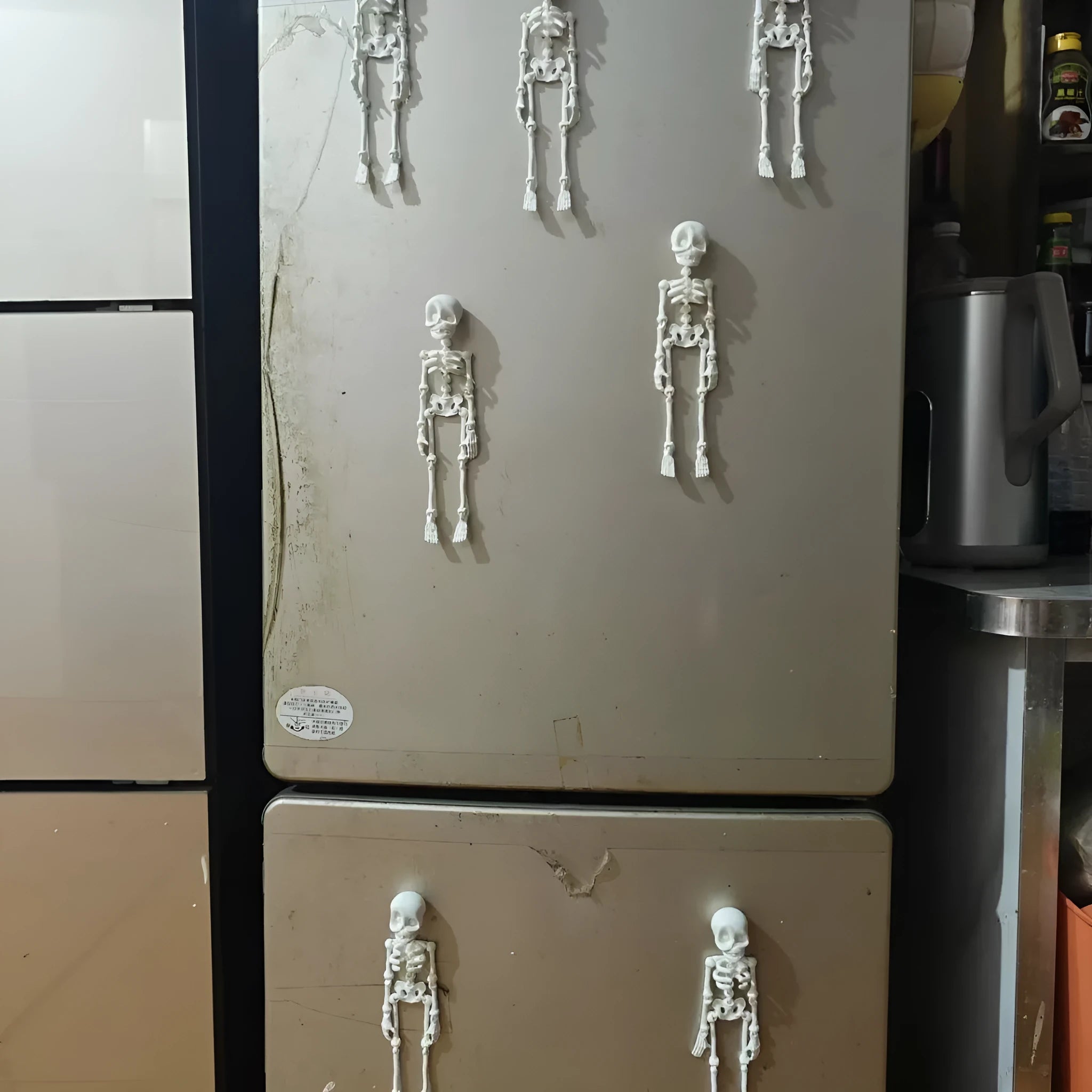 3D printed white skull refrigerator magnet ornament measuring 18cm high