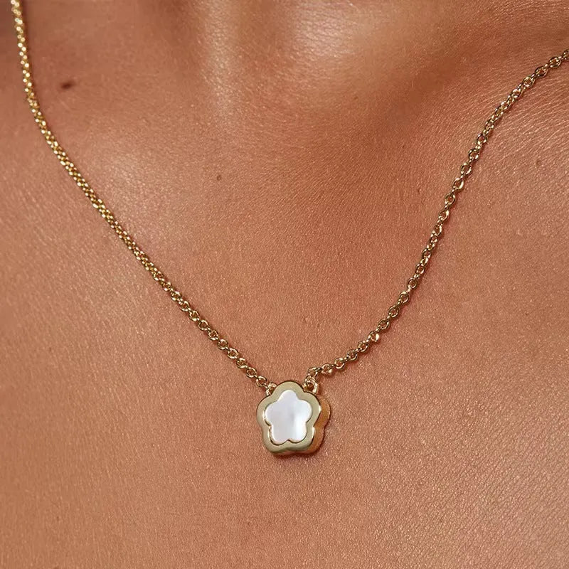 White mother shell flower necklace with O-chain in gold or silver finish