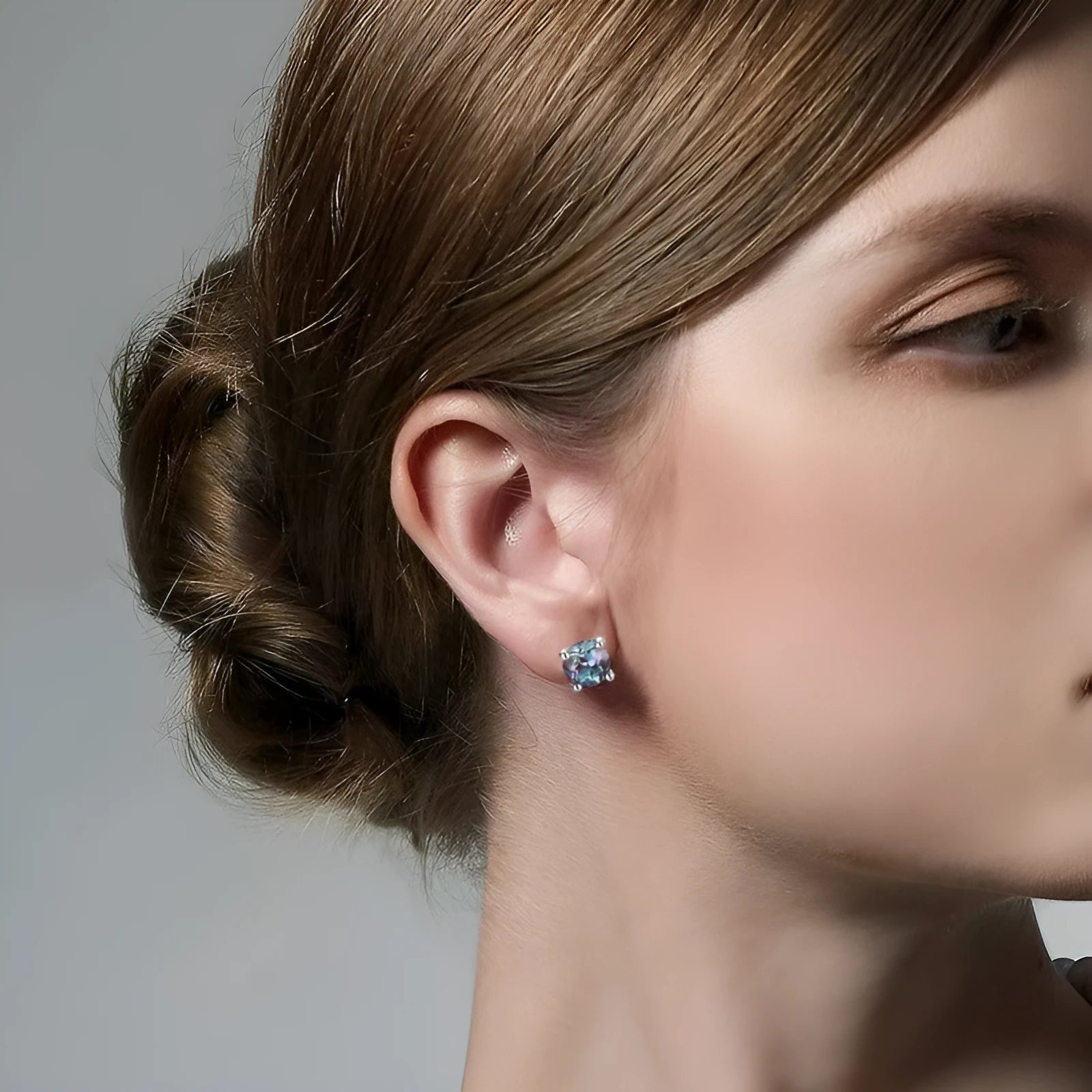 A pair of simple geometric ear studs with a round Alexander stone, made from 925 sterling silver.