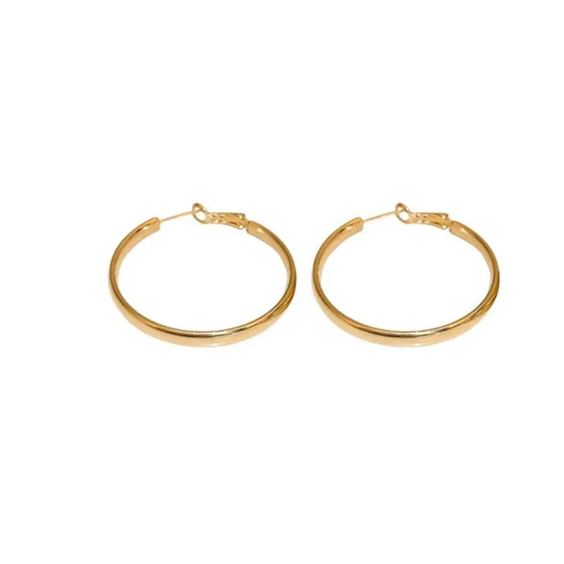 Circular metal earrings with 40mm diameter in gold or silver electroplated finish