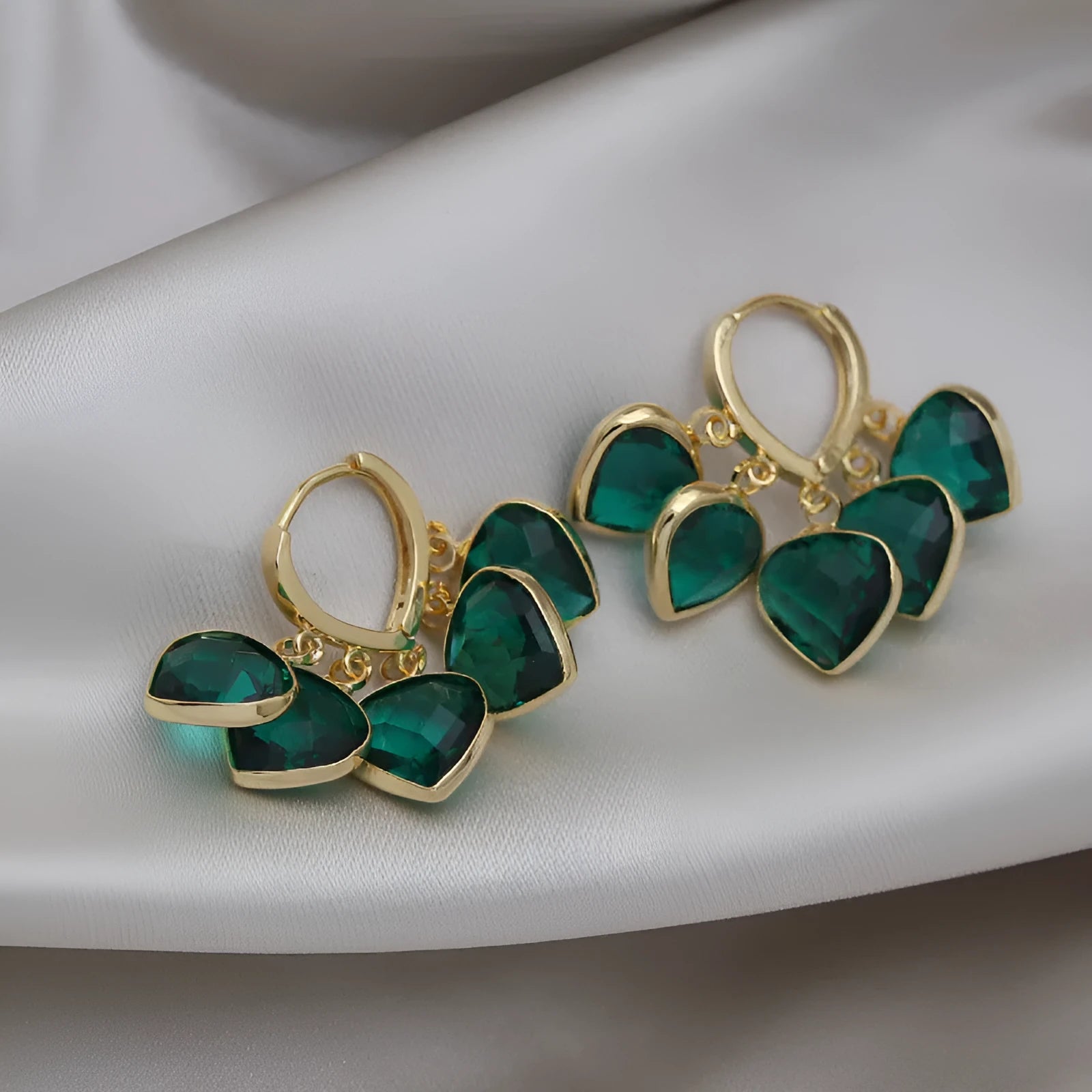 Korean style green glass heart-shaped ear clip earrings with alloy and artificial gemstone inlay.