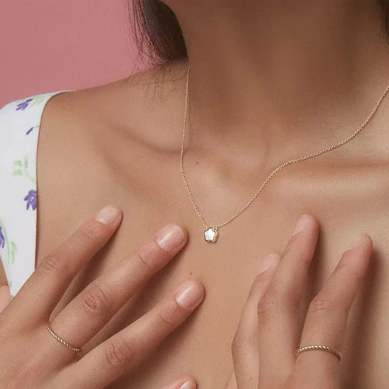 White mother shell flower necklace with O-chain in gold or silver finish