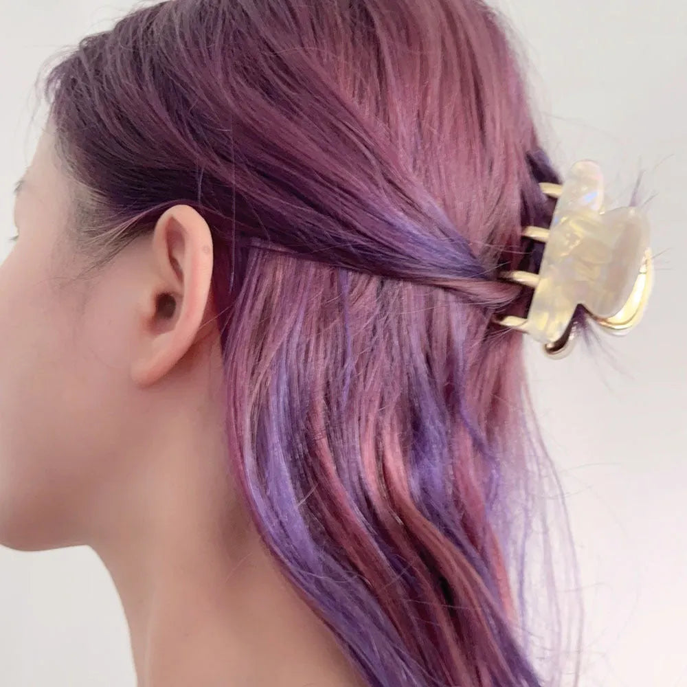 Dopamine retro acetate hair clip with metal grip in leopard print colour