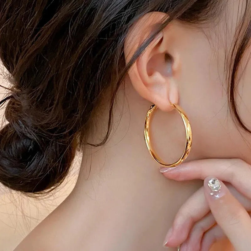 Circular metal earrings with 40mm diameter in gold or silver electroplated finish