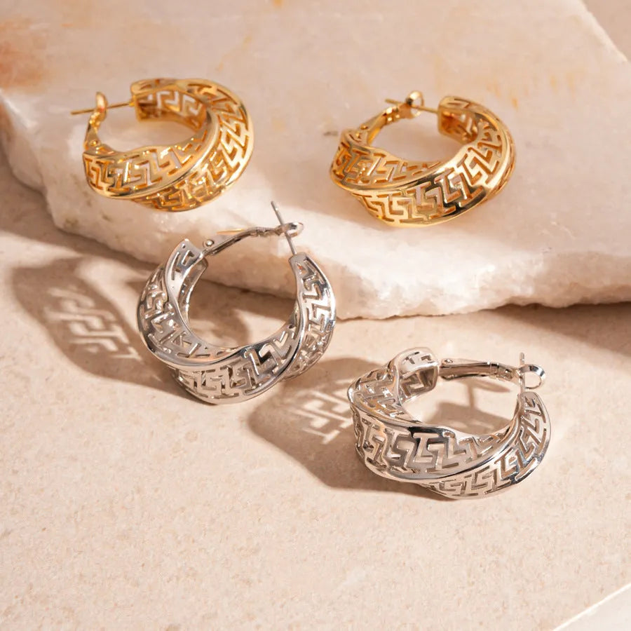 Women's geometric hollow stud earrings with twisted round shapes in gold and silver plating