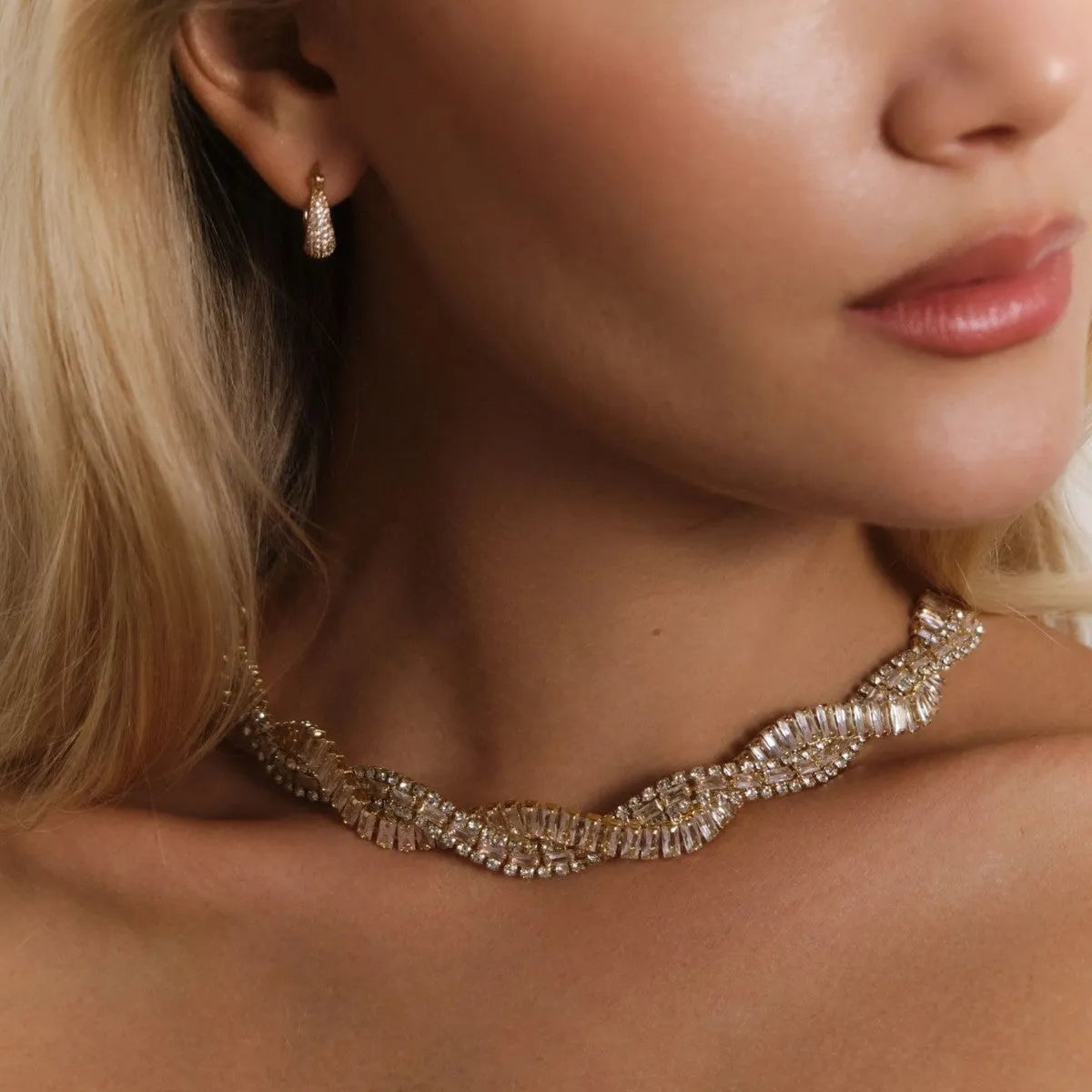 Cross rhinestone necklace for women with silver or gold electroplated finish and ins style pendant design