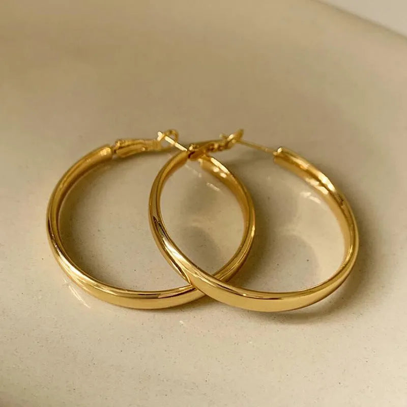 Circular metal earrings with 40mm diameter in gold or silver electroplated finish
