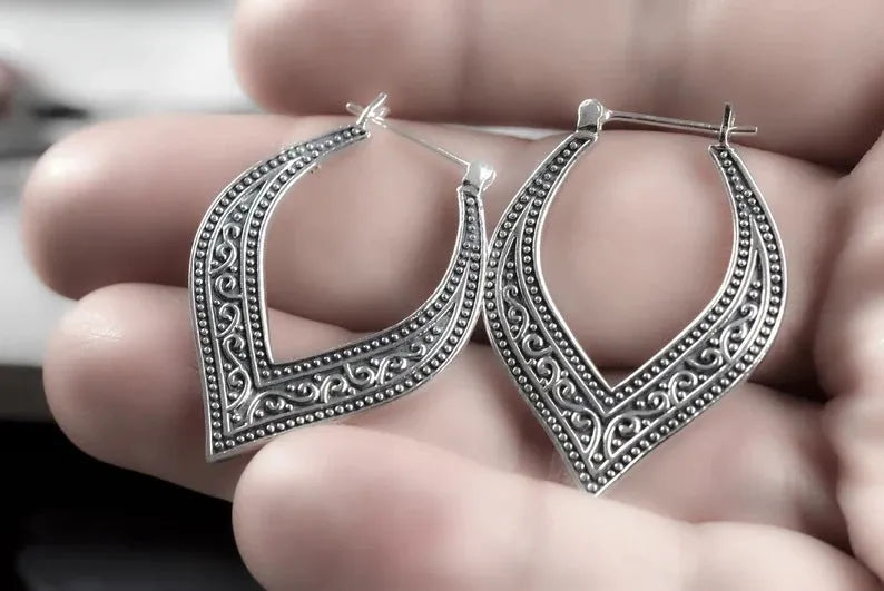 Antique silver alloy carved heart earrings with geometric ethnic style design, one pair
