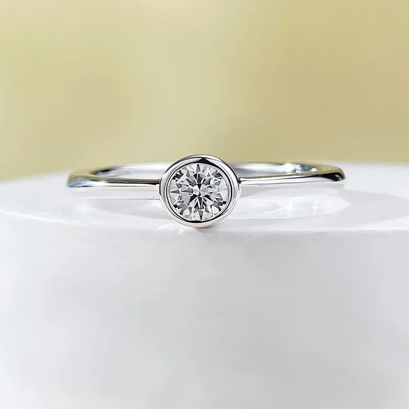 Minimalist crown-shaped silver ring with linear design in electroplated gold or platinum finish.